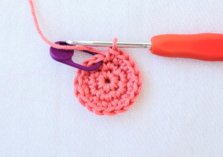 A crochet circle with 3 rounds. When applying this tip, nothing changes up until Round 3.