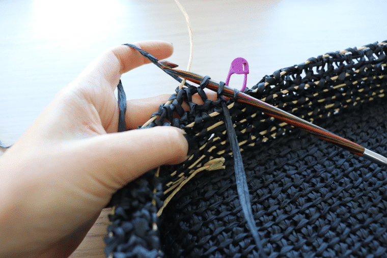 How to work the wire between the hook and the raffia